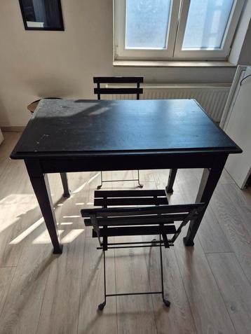 Table + 2 chaises noires – 1m x 63,5 cm x 77 cm
 beschikbaar voor biedingen