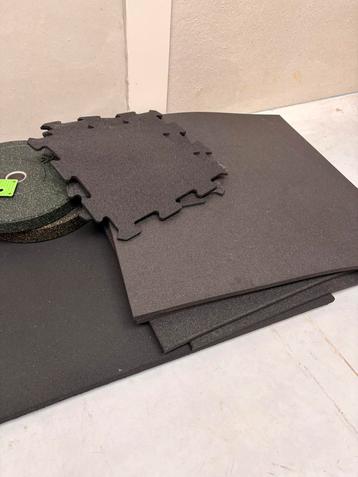 Diverse sport apparatuur: bumper plates, matten sportvloer beschikbaar voor biedingen