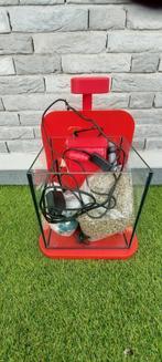 aquarium carrée rouge + déco et pompe et thermostat, Utilisé, Enlèvement ou Envoi, Aquarium vide