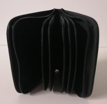 Zwarte CD - map met rits. beschikbaar voor biedingen