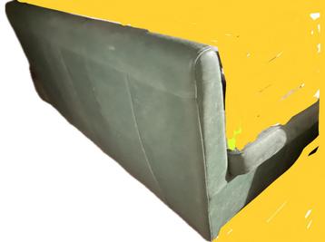 Groene lederen tweezit beschikbaar voor biedingen