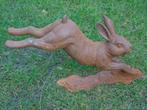 statue d un lapin ou lièvre au saut en fonte pat rouillé ., Jardin & Terrasse, Statues de jardin, Animal, Enlèvement ou Envoi