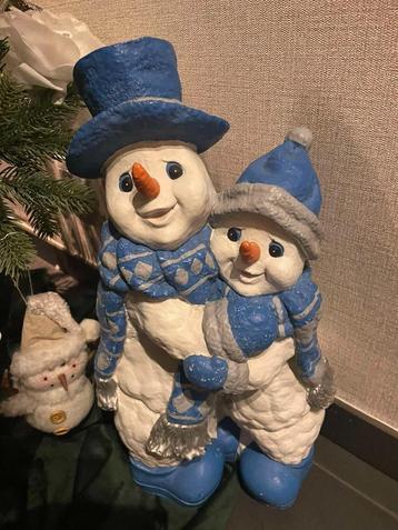 Mooi beeld van 2 Sneeuwpoppen voor bij de kerstboom . beschikbaar voor biedingen