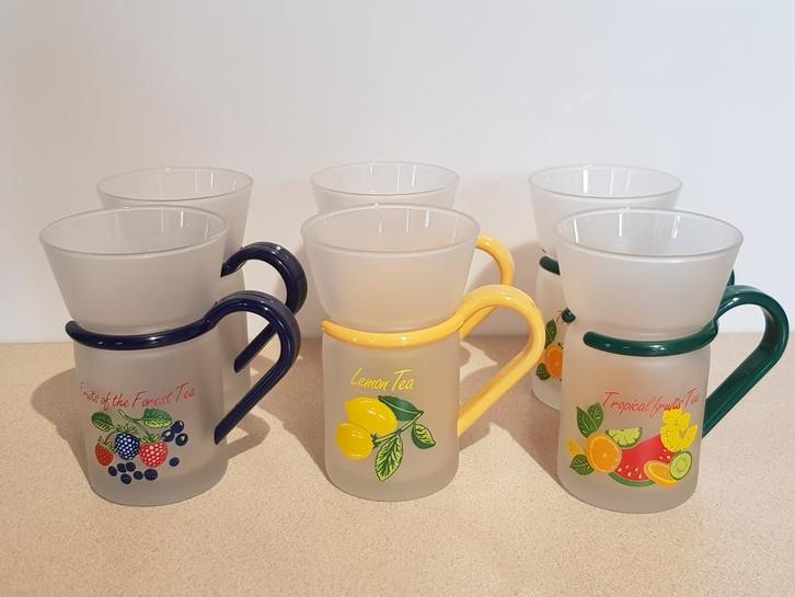 6 theeglazen in melkglas met plastic oor, Huis en Inrichting, Keuken | Servies, Zo goed als nieuw, Kop(pen) en/of Schotel(s), Overige stijlen