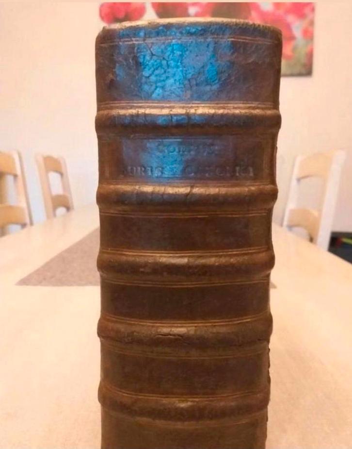 De afbeelding toont een titelpagina van het Corpus Juris Can, Antiek en Kunst, Antiek | Boeken en Manuscripten, Ophalen of Verzenden