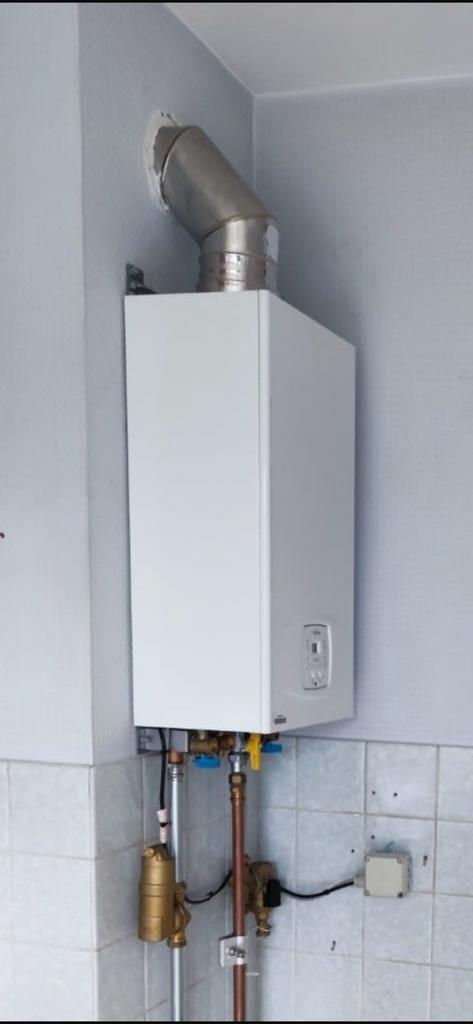 Condensatiegasverwarming en warmwaterboiler, Doe-het-zelf en Bouw, Chauffageketels en Boilers, Zo goed als nieuw, Ophalen