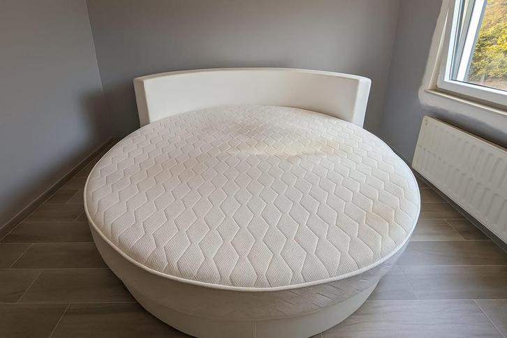 Grand lit rond, Huis en Inrichting, Slaapkamer | Bedden, Gebruikt, Wit, Ophalen