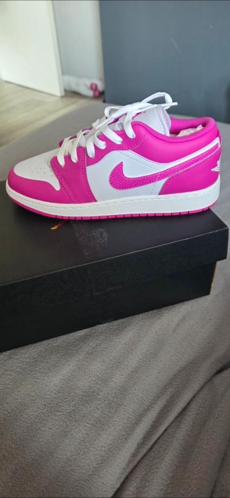 Air Jordan femme ou fille rose 38,5 NEUVES, Sport en Fitness, Basketbal, Nieuw, Schoenen, Ophalen
