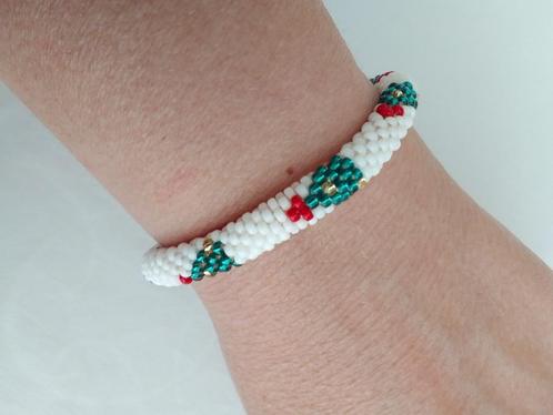 Gehaakte kralenarmband - Kerst, Handtassen en Accessoires, Armbanden, Nieuw, Overige materialen, Wit, Ophalen of Verzenden
