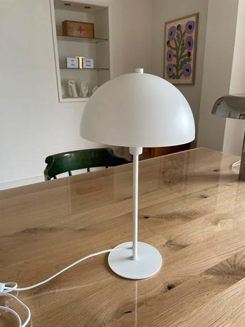 Modern wit (tafel)lampje  disponible aux enchères