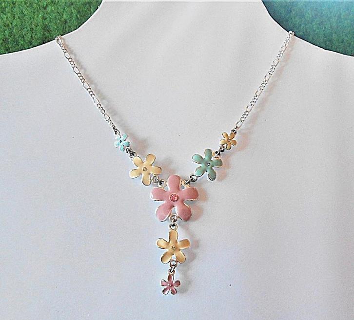 AVON :bel ensemble : collier + boucles, Bijoux, Sacs & Beauté, Colliers, Neuf, Argent, Argent, Enlèvement ou Envoi