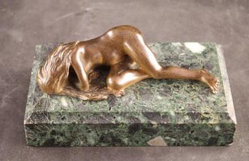 Antiek bronzen sculptuur liggend naakt beschikbaar voor biedingen