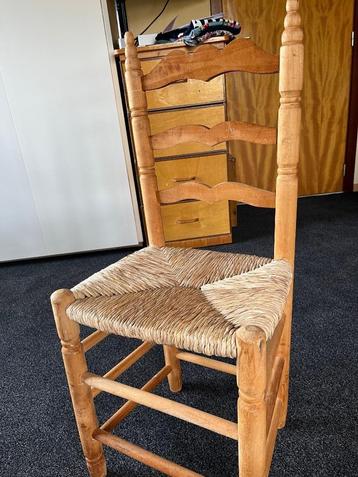 Nouvelle chaise en bois avec assise en osier disponible aux enchères