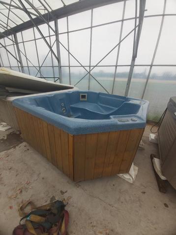 Jacuzzi  gratis geleverd geplaatst en 1j garantie beschikbaar voor biedingen