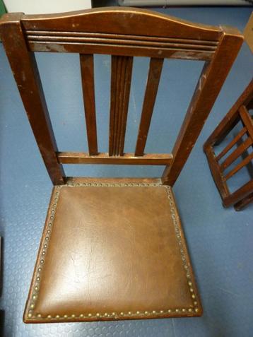 Houten stoelen beschikbaar voor biedingen