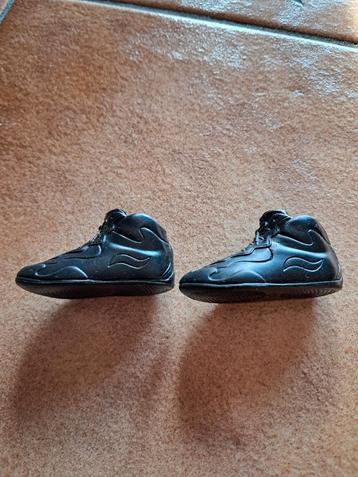 Zwarte sneakers van Ken Mattel beschikbaar voor biedingen