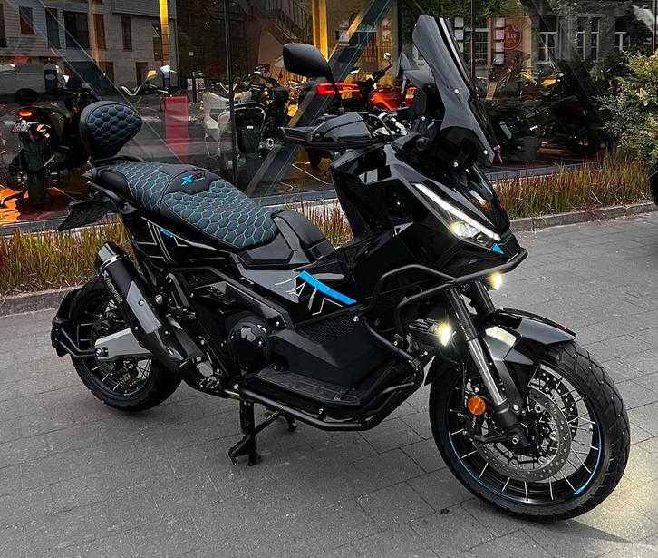Honda X-ADV 750 custom 2025 -Akrapovic -5j Garantie -2400km, Motoren, Motoren | Honda, Bedrijf, Scooter, 2 cilinders, ABS, Cruise Control