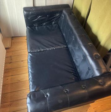 Canapé chesterfield noir en très bon état beschikbaar voor biedingen