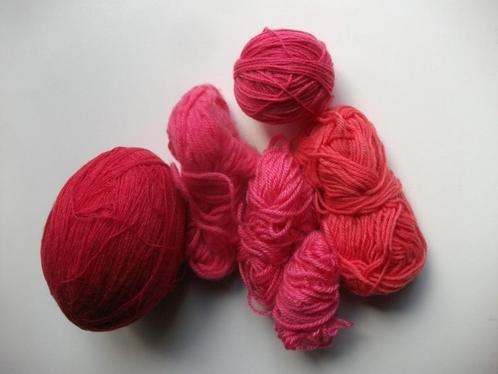 2 lotjes breiwol restjes FUCHSIA en ECRU, Hobby en Vrije tijd, Breien en Haken, Zo goed als nieuw, Breien of Haken, Wol of Garen