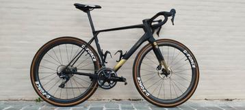 ZEER SNELLE EN LICHTE GRAVELBIKE RACEFIETS  beschikbaar voor biedingen