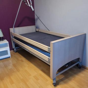 Lit medical électrique très trè peu utilisé avec matelas a, Enlèvement ou Envoi, Comme neuf, Une personne, Medical électrique