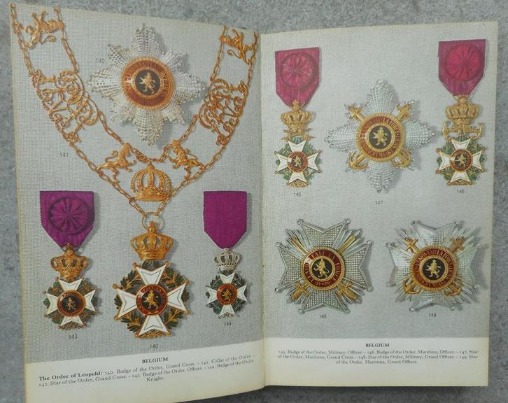 LIVRE: ORDRES ET MEDAILLES DE L'EUROPE ET DE L'ANGLETERRE, Verzamelen, Militaria | Algemeen, Landmacht, Boek of Tijdschrift, Verzenden