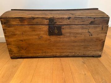 Antieke transportkist beschikbaar voor biedingen