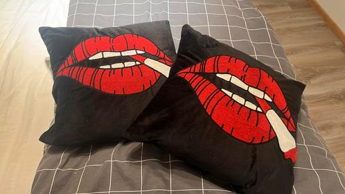 Zwarte kussens met rode lippen print, Huis en Inrichting, Woonaccessoires | Kussens, Zo goed als nieuw, Ophalen