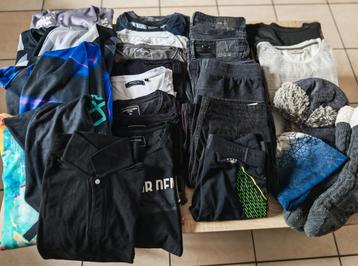 Lot vêtements (25 PCS) garçon ado M beschikbaar voor biedingen