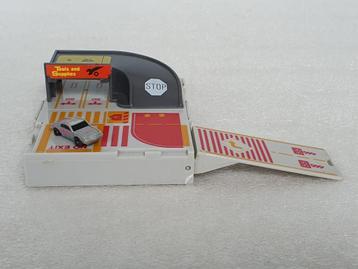 World's Smallest Matchbox: Auto Parts Store + 1 auto (1990) beschikbaar voor biedingen