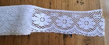 Breed wit kant met bloemen 5,80 mtr x 8 cm beschikbaar voor biedingen