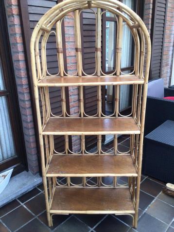 Rotan kastje met vier vakken beschikbaar voor biedingen