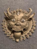 Masque tibétain, Enlèvement