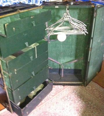 Antiek kist koffer beschikbaar voor biedingen