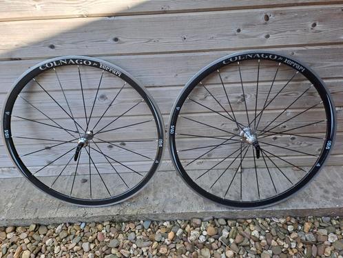 Carbon COLNAGO for FERRARI wielset.
-32 mm hoge velgen., Fietsen en Brommers, Fietsonderdelen, Racefiets, Wiel, Ophalen