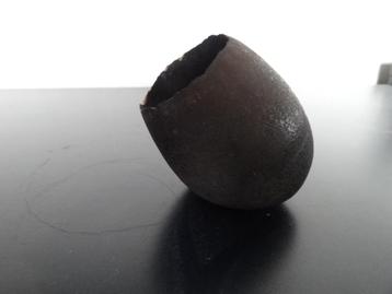 Heel apart eierschaal dun vaasje, gemerkt , hoogte ca 8 cm beschikbaar voor biedingen