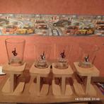 4 glazen op houten steun: DE HOORN VAN HET HOUT VAN DE HANGE, Verzamelen, Ophalen, Zo goed als nieuw, Glas of Glazen, Overige merken