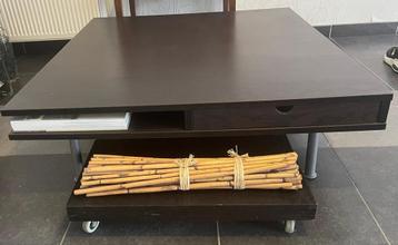 Salontafel met lades en extra tafeltje op wieltjes  disponible aux enchères