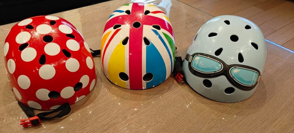 3 casques de vélo différents pour enfants., Enlèvement