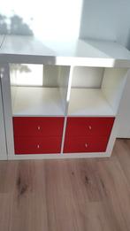 Kallax met twee sets rode laden bevestigd met schroeven, Ophalen