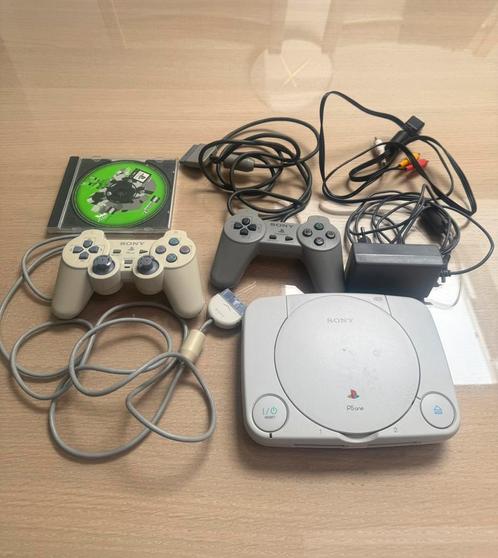 Playstation 1 - PS1 - PS One - 2 controllers - 2 games, Games en Spelcomputers, Spelcomputers | Sony PlayStation 1, Gebruikt, Met 2 controllers