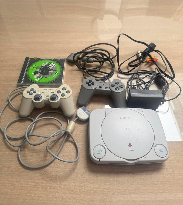 Playstation 1 - PS1 - PS One - 2 controllers - 2 games, Games en Spelcomputers, Spelcomputers | Sony PlayStation 1, Gebruikt, Met 2 controllers