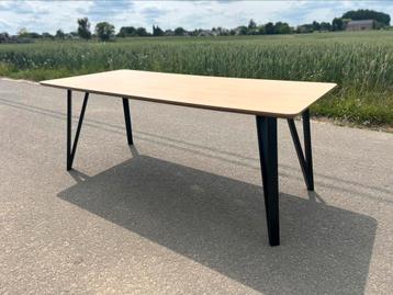 Eettafel met stoelen beschikbaar voor biedingen