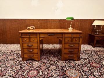 Klassiek Engels Landkaart Bureau beschikbaar voor biedingen