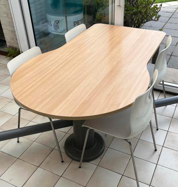 Mooie tafel en 4stoelen beschikbaar voor biedingen