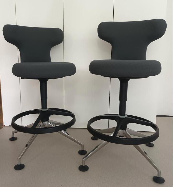 Vitra Pivot Counter Stool - 4 stuks, donkergrijs, Huis en Inrichting, Barkrukken, Zo goed als nieuw, 60 tot 90 cm, Kunststof, 4 krukken