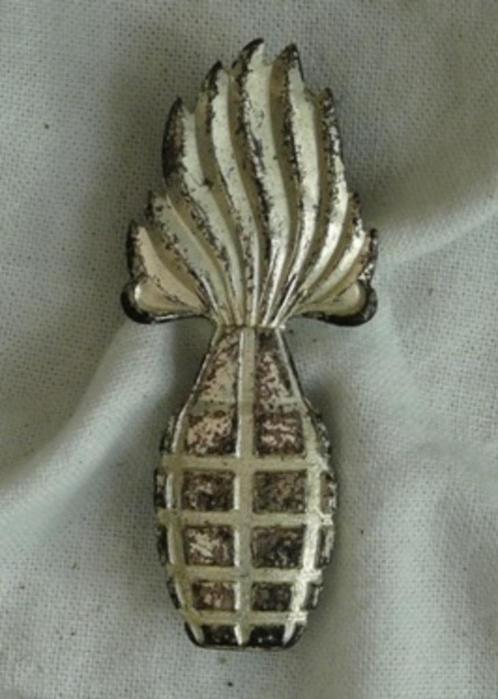 Embleem DT Buitengewoon Geoefend Handgranaat Werpen, Zilver., Verzamelen, Militaria | Algemeen, Landmacht, Embleem of Badge, Ophalen of Verzenden