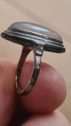 Zilveren ring met eeuwenoude steen nacre, Ophalen of Verzenden, Zilver, Ring