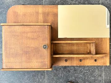 Vintage midcentury kastje met drie kapstokjes en spiegel beschikbaar voor biedingen