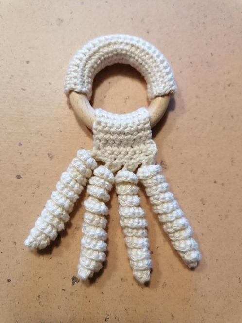 Gehaakt speelgoedje op houten bijtring voor baby's. Nieuw., Hobby en Vrije tijd, Breien en Haken, Nieuw, Ophalen of Verzenden